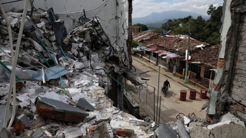 Grupos armados usam ‘enxame de drones’ e aumentam violência na Colômbia às vésperas da eleição