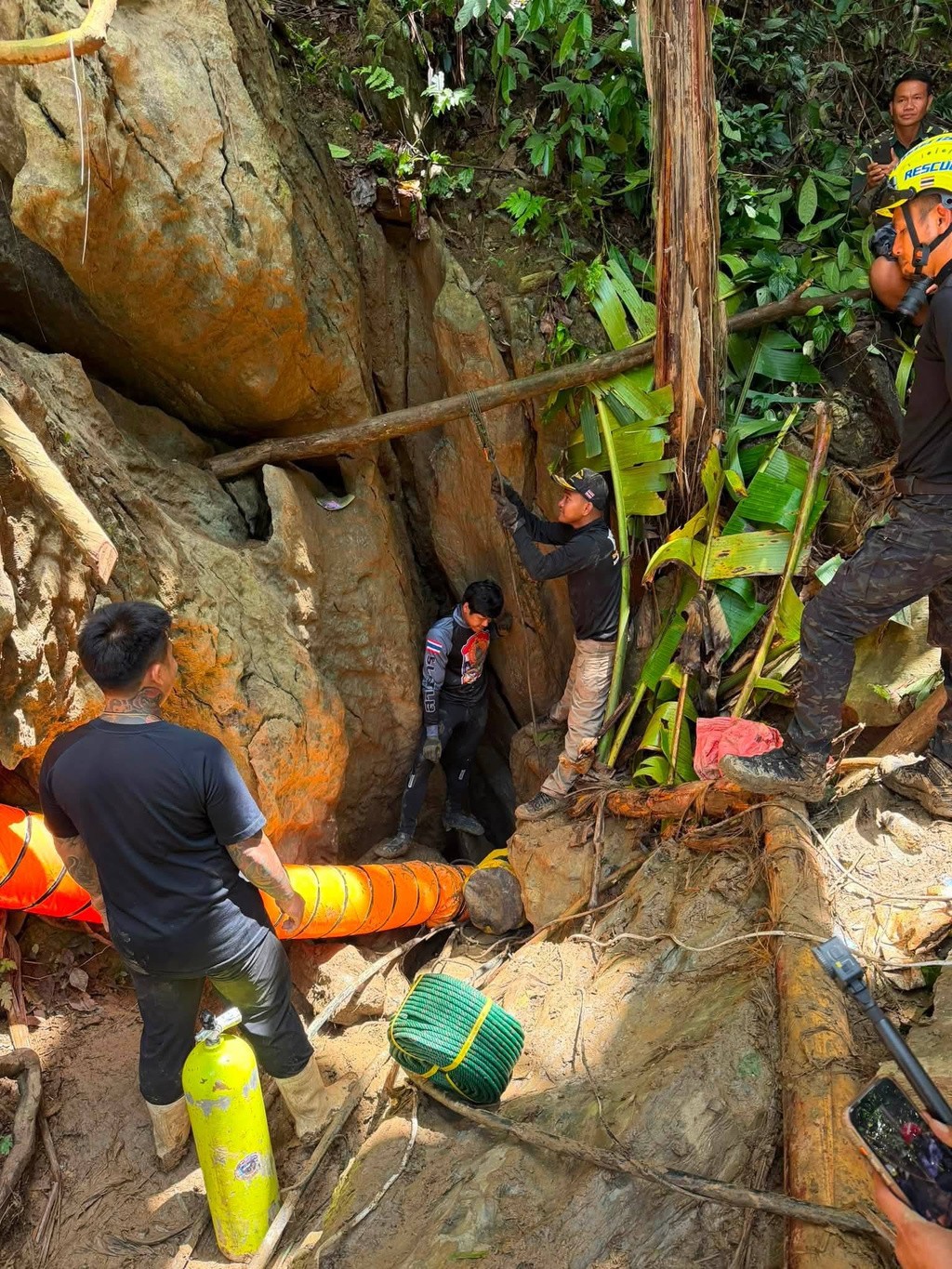 Sete pessoas estão presas em caverna no Laos há cinco dias após enchente