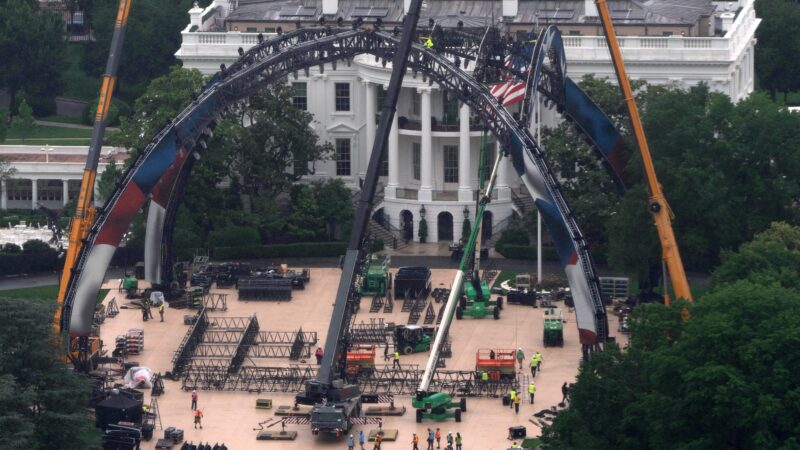 UFC inicia montagem de octógono na Casa Branca para evento que marcará aniversário de Trump; VÍDEO