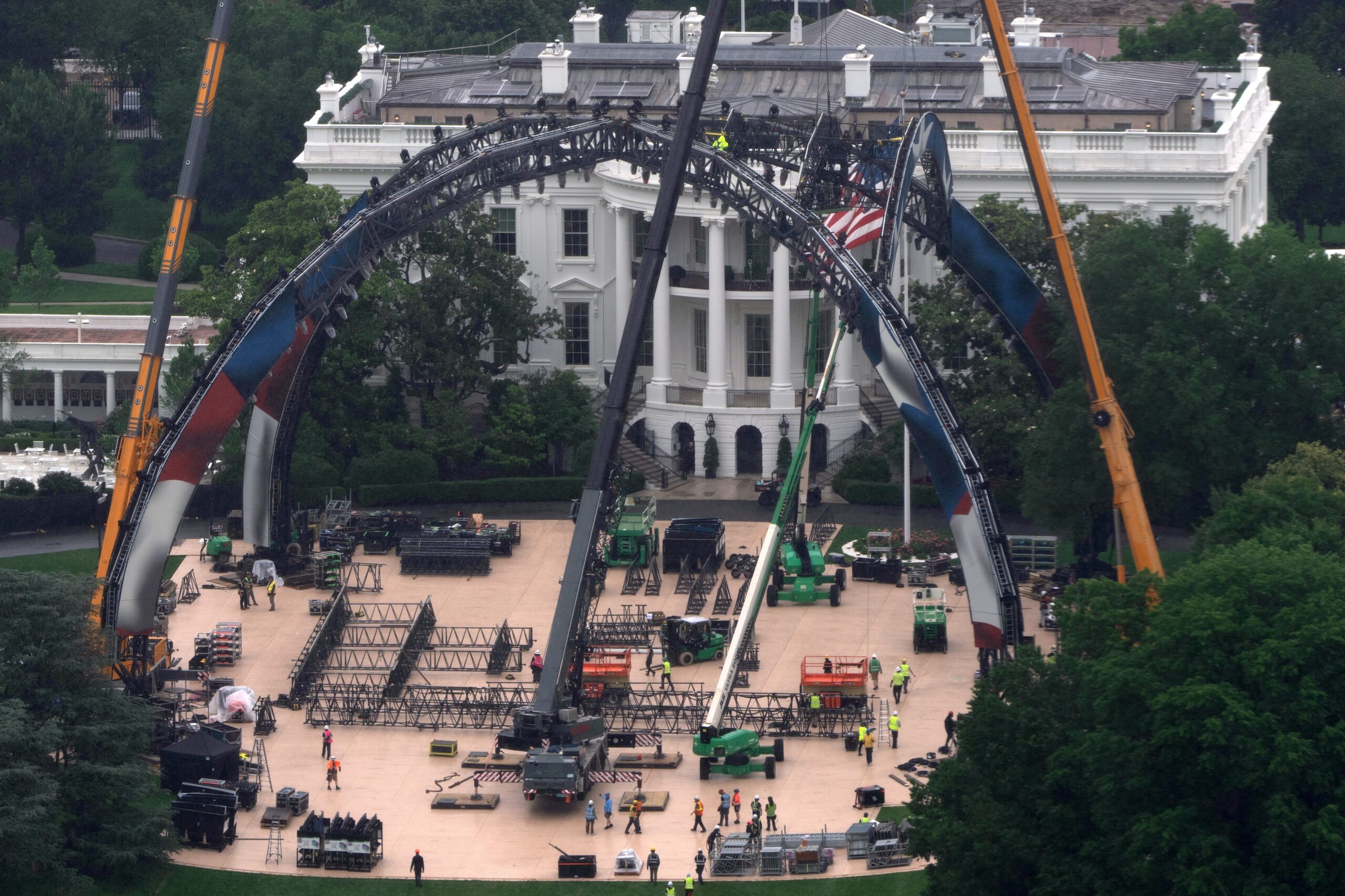 UFC inicia montagem de octógono na Casa Branca para evento que marcará aniversário de Trump; VÍDEO