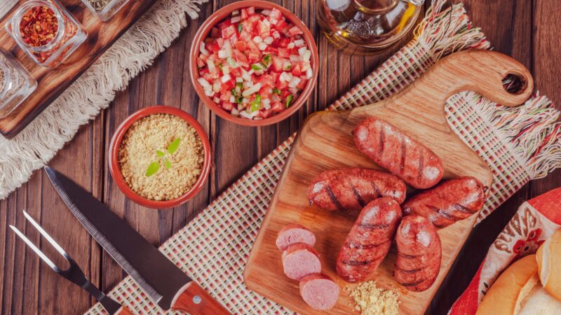 “Esquenta” da torcida: como preparar o churrasco de linguiça toscana perfeito