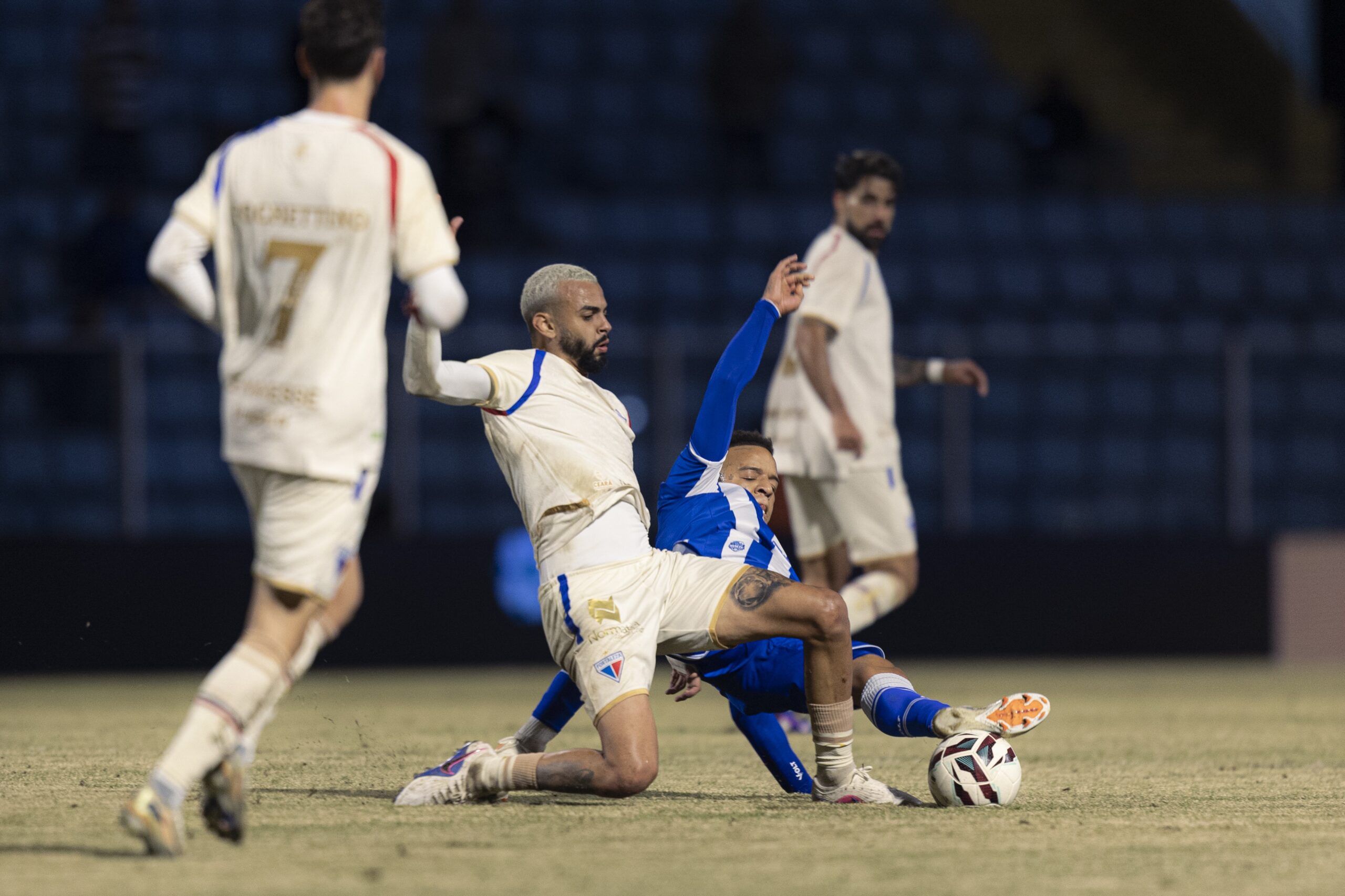 Análise: empate com Avaí não é ruim, mas Fortaleza sai desgastado com expulsões