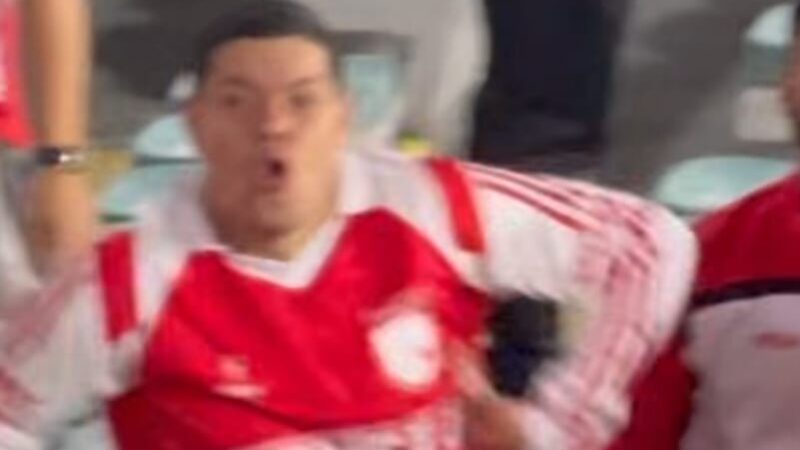 Santa Fé x Corinthians: torcedor do time colombiano faz gesto racista em direção a brasileiros