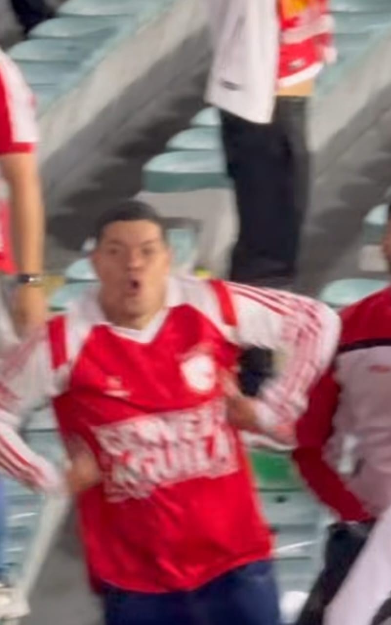 Santa Fé x Corinthians: torcedor do time colombiano faz gesto racista em direção a brasileiros