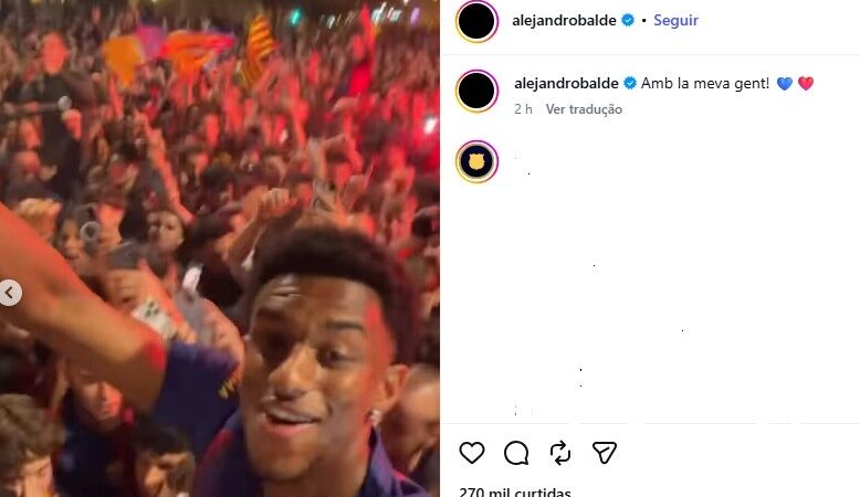Jogadores do Barcelona, Casadó e Balde comemoram título espanhol no meio da torcida