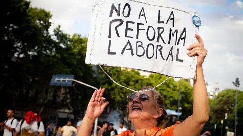 Enquanto Brasil discute fim da escala 6×1, Argentina vai na contramão do mundo com reforma que retira direitos e permite jornada de até 12 horas por dia