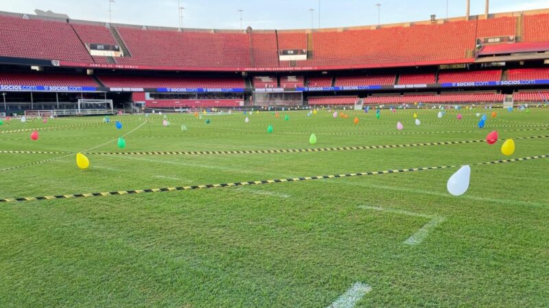 São Paulo espalha bexigas no gramado do Morumbis; entenda