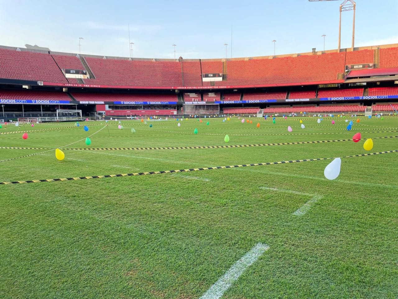 São Paulo espalha bexigas no gramado do Morumbis; entenda