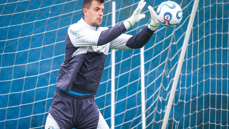 Cria da base, goleiro do Grêmio fará estreia como profissional contra o Corinthians