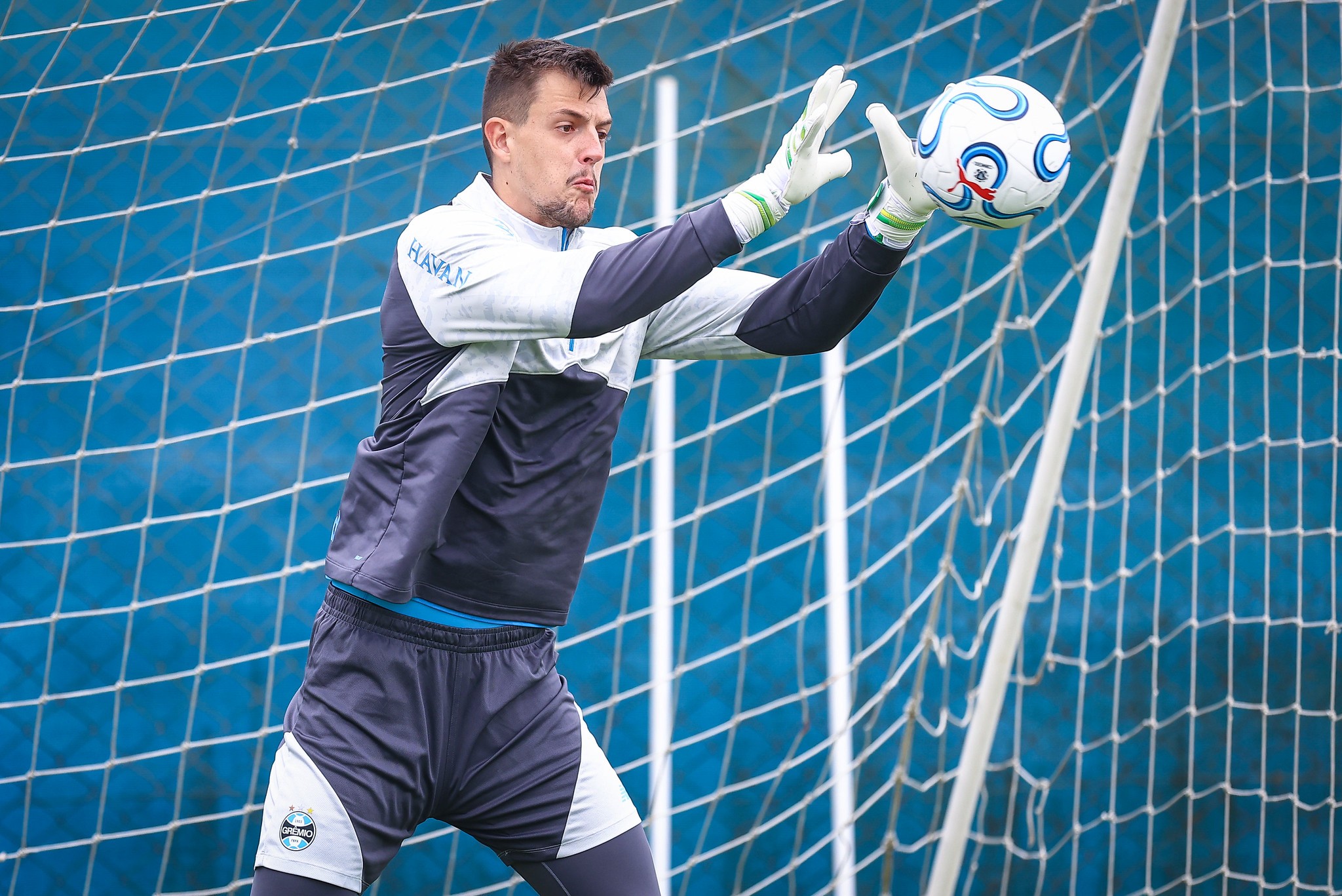 Cria da base, goleiro do Grêmio fará estreia como profissional contra o Corinthians