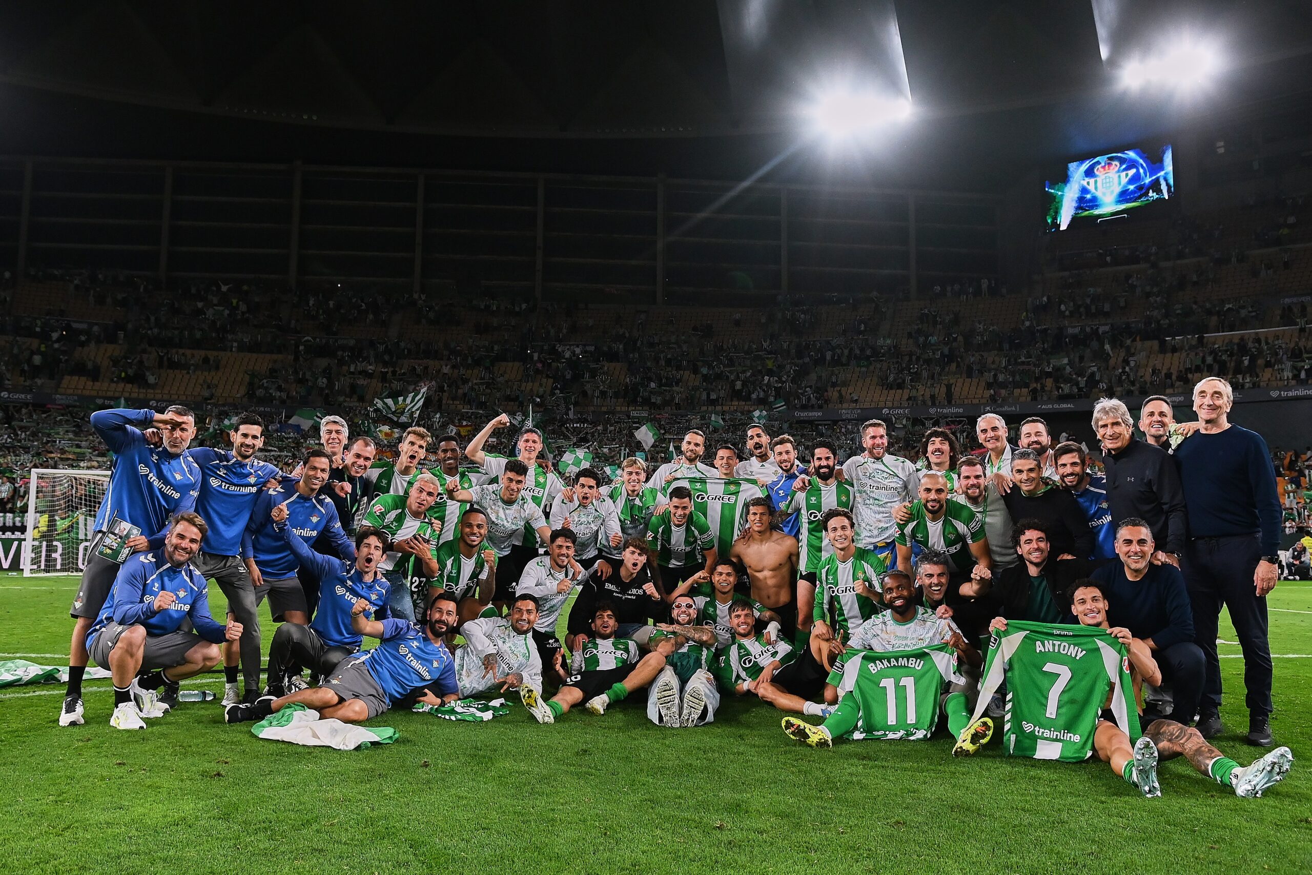 Real Betis, de Antony, vence e volta à Champions League após 20 anos