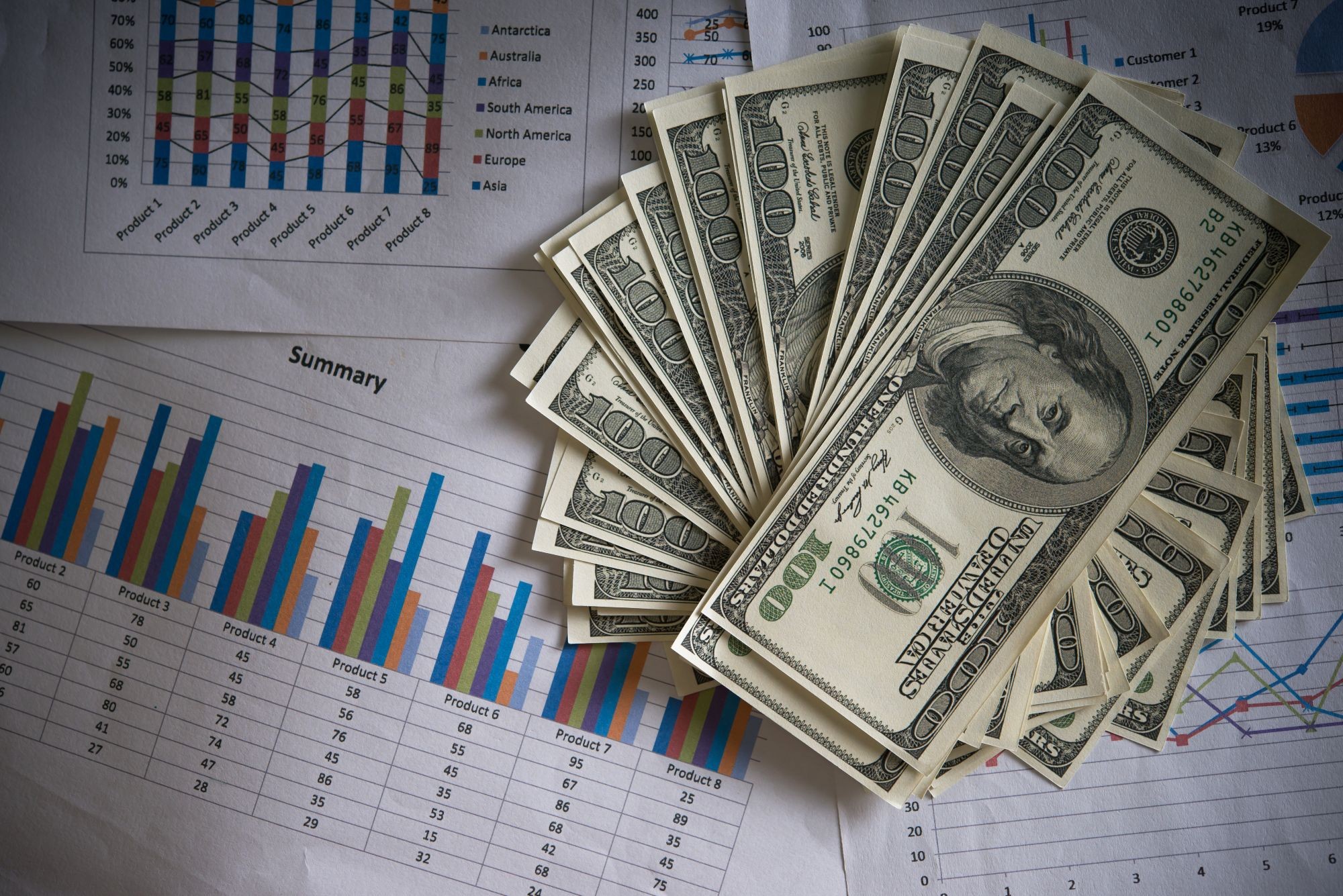 Dólar inicia o dia a R$ 4,94 com foco na ata do Copom e conflito no Oriente Médio