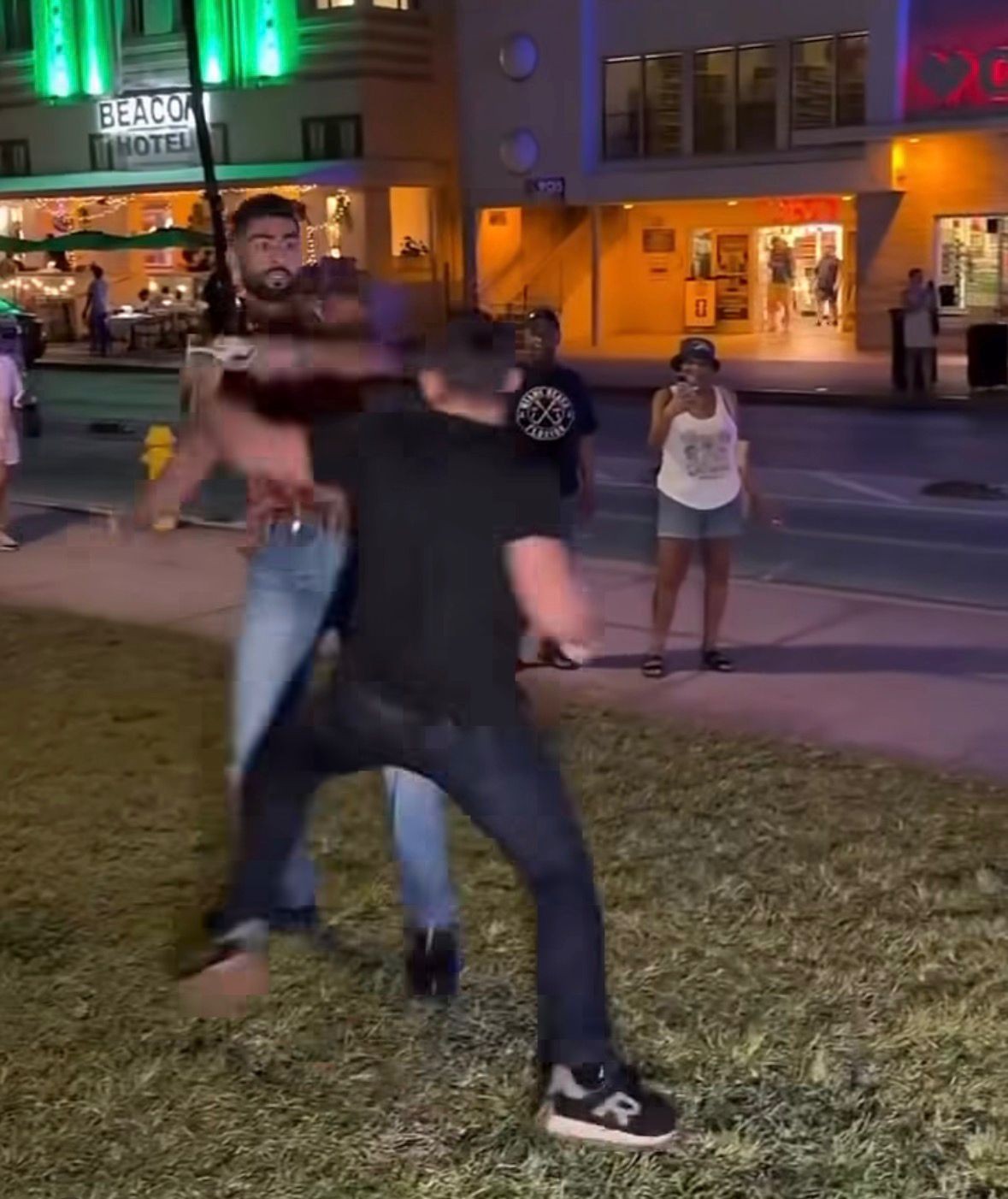 Vídeo: Encarada de Patricky Pitbull no Karate Combat termina em confusão