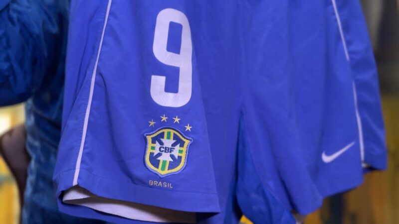 Colecionador revela que Ronaldo queria calção usado no Penta de volta: “Um dos melhores itens”