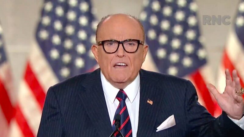 Ex-prefeito de Nova York Rudy Giuliani está com pneumonia e tem estado  estável