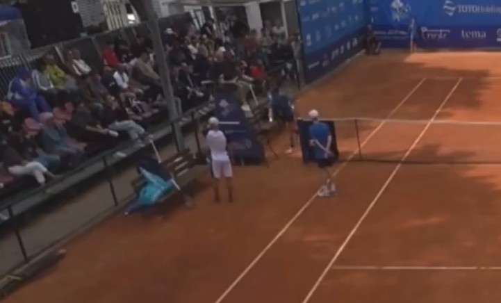 Tenista americano tem ataque de fúria e quebra raquete na cadeira do juiz; veja vídeo