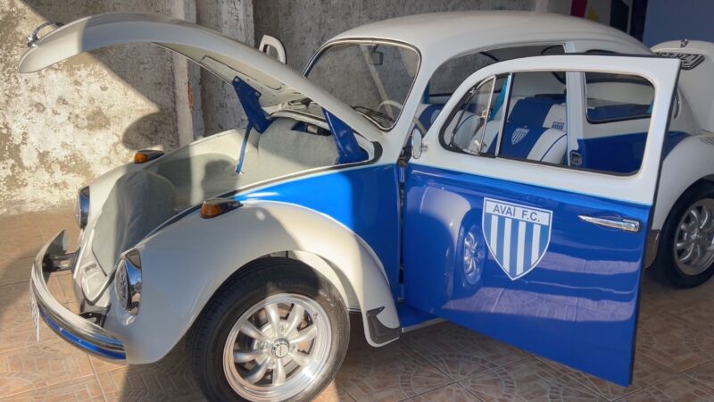 “Máquina Azurra”: torcedor avaiano personaliza Fusca com as cores do clube