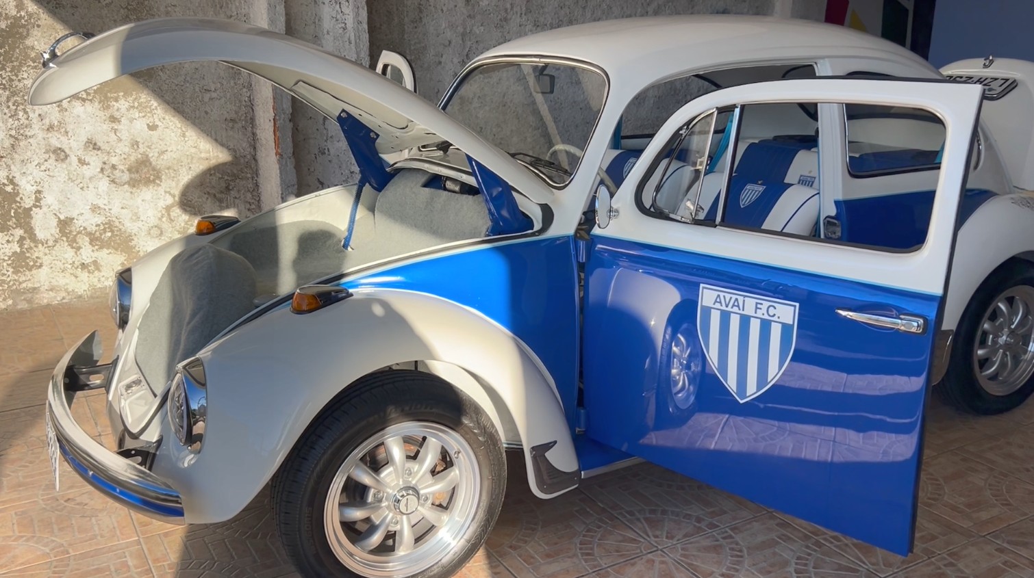 “Máquina Azurra”: torcedor avaiano personaliza Fusca com as cores do clube