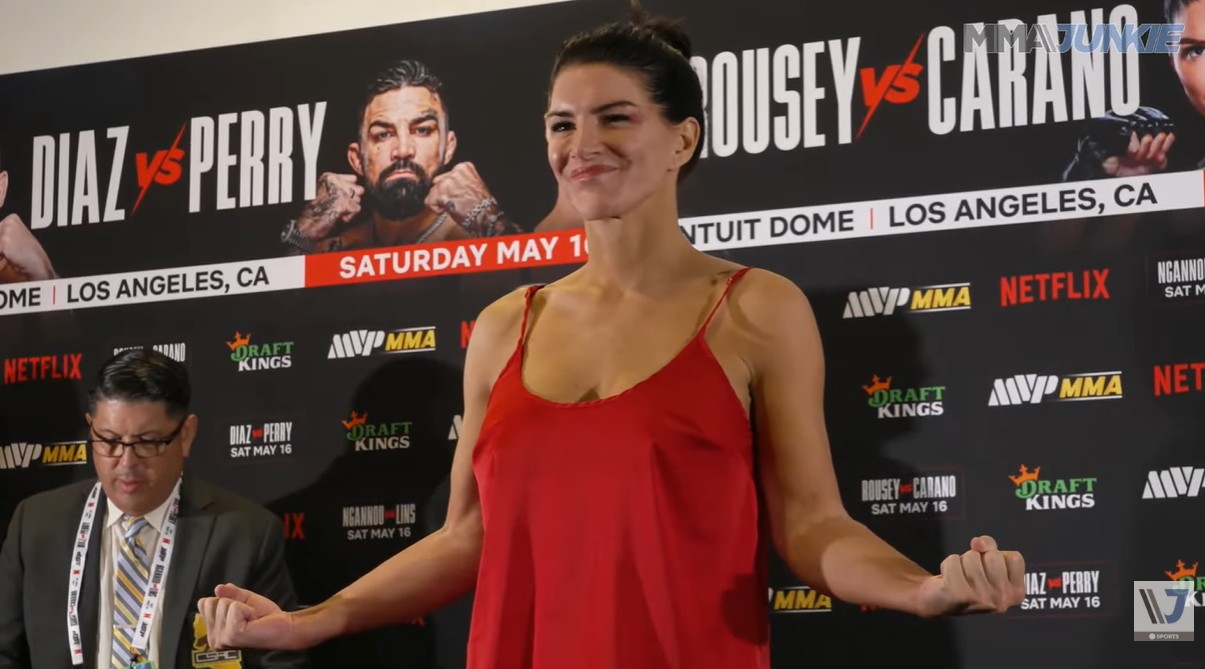 Gina Carano se pesa de camisola e bate peso bem abaixo, assim como Ronda Rousey; assista