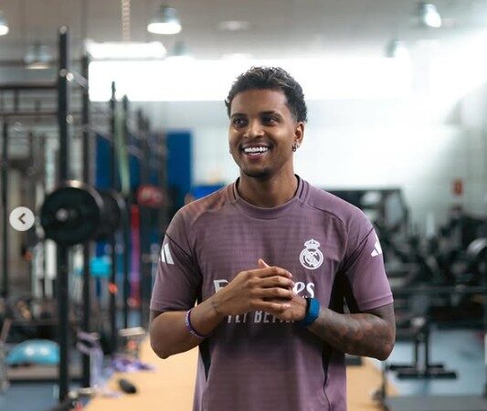 Rodrygo avança em recuperação e caminha em esteira antigravidade