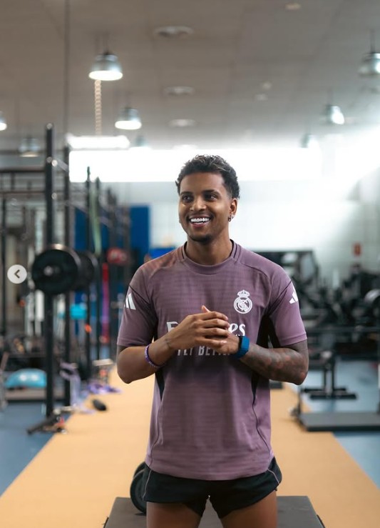 Rodrygo avança em recuperação e caminha em esteira antigravidade
