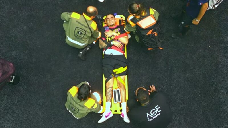 Igão, do Podpah, sofre lesão ao cobrar pênalti e sai de maca na semi da Kings League