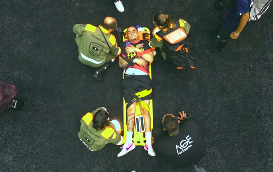 Igão, do Podpah, sofre lesão ao cobrar pênalti e sai de maca na semi da Kings League