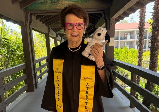 Multicampeã no tênis, Billie Jean King recebe primeiro diploma universitário aos 82 anos