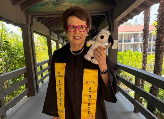 Multicampeã no tênis, Billie Jean King recebe primeiro diploma universitário aos 82 anos