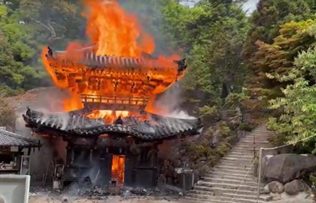 Incêndio toma conta de templo no Japão que abrigava chama de 1.200 anos