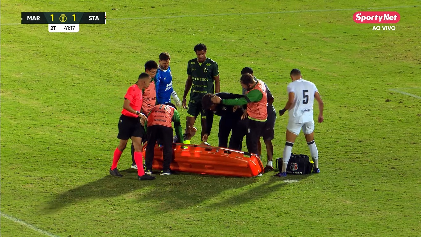 Maqueiro chuta jogador do Santa que esperava atendimento em jogo contra o Maringá; veja vídeo