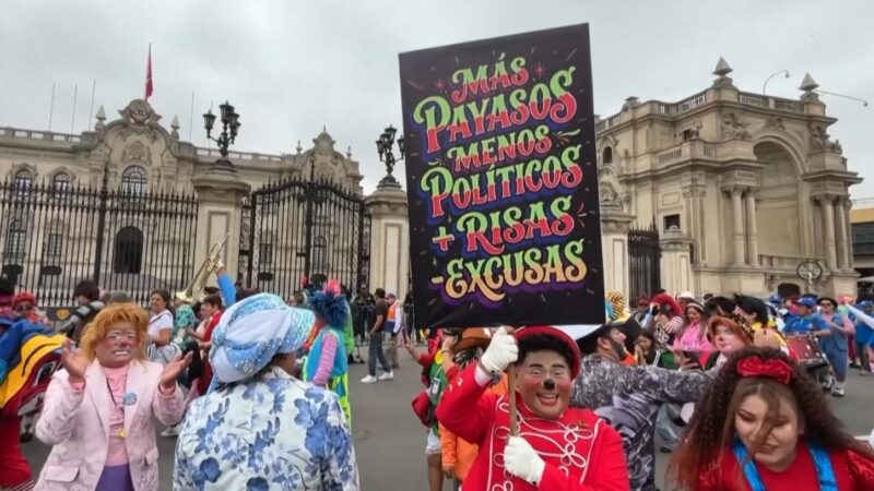 Palhaços tomam as ruas do Peru e misturam celebração com protesto: ‘Mais palhaços, menos políticos’