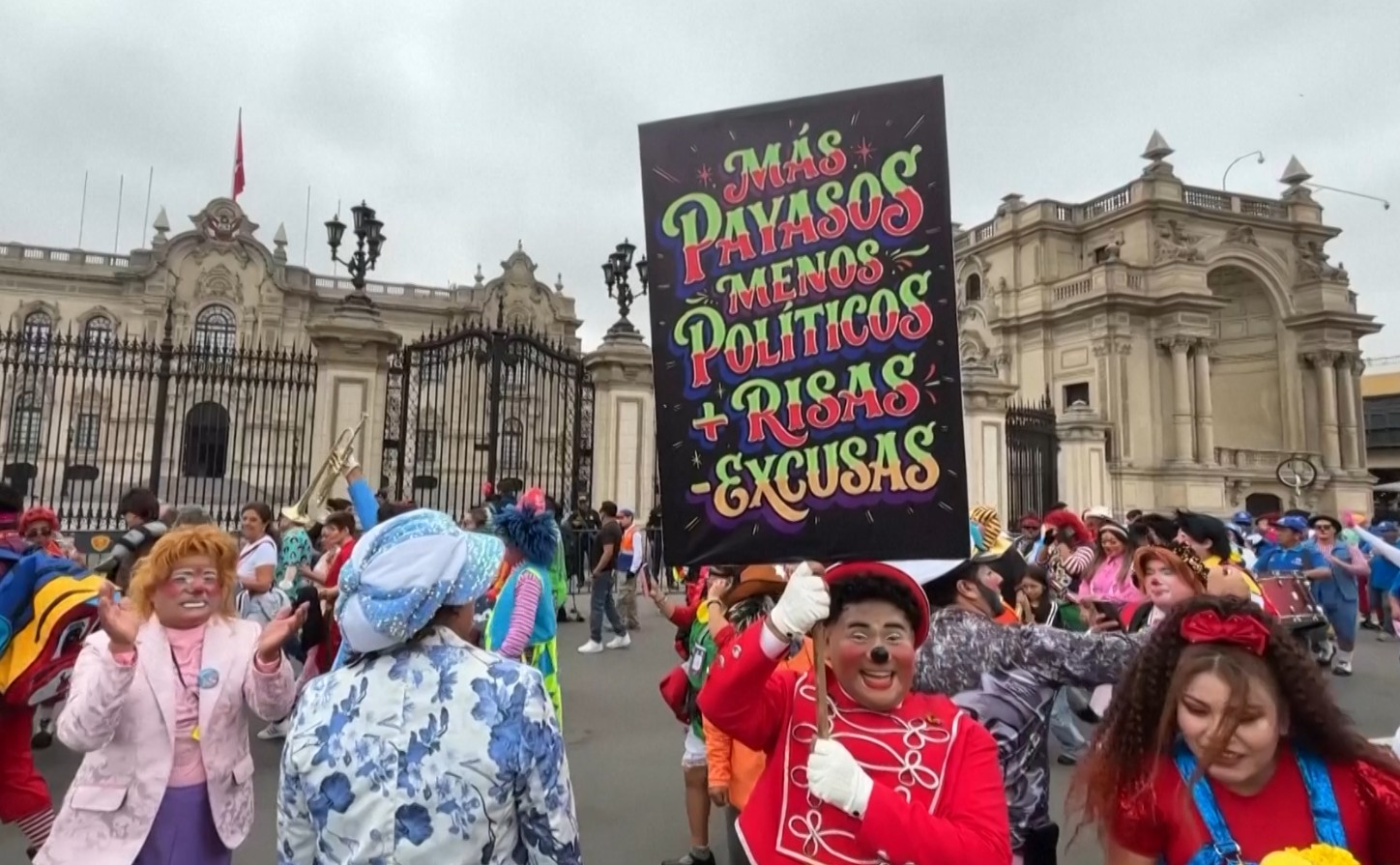 Palhaços tomam as ruas do Peru e misturam celebração com protesto: ‘Mais palhaços, menos políticos’