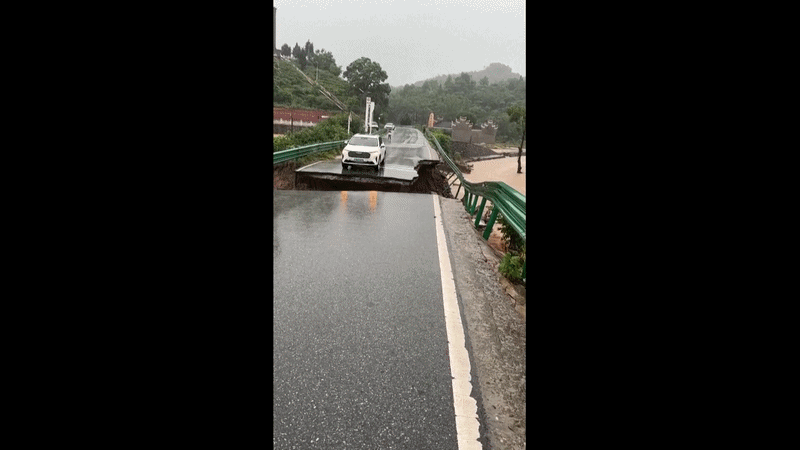 VÍDEO: ponte cede e carro é levado pela correnteza em meio a enchente na China