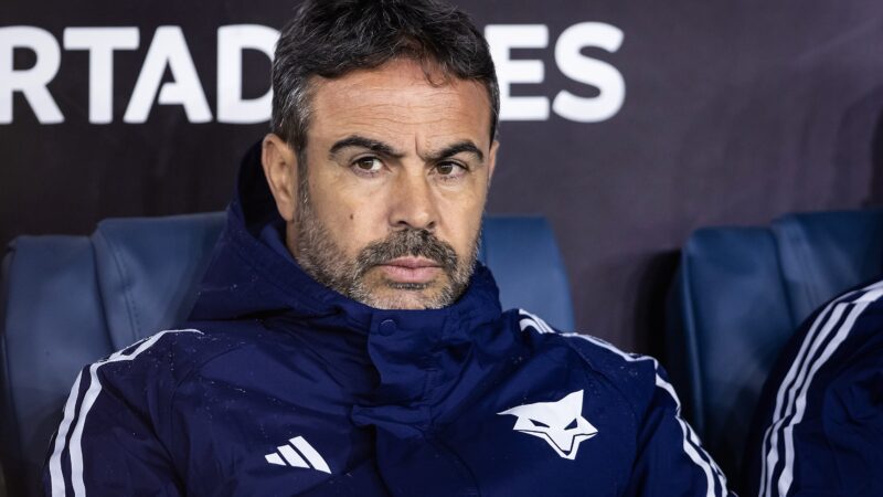 Artur Jorge exalta empate do Cruzeiro com um a menos e critica arbitragem: “Preocupa o rigor”