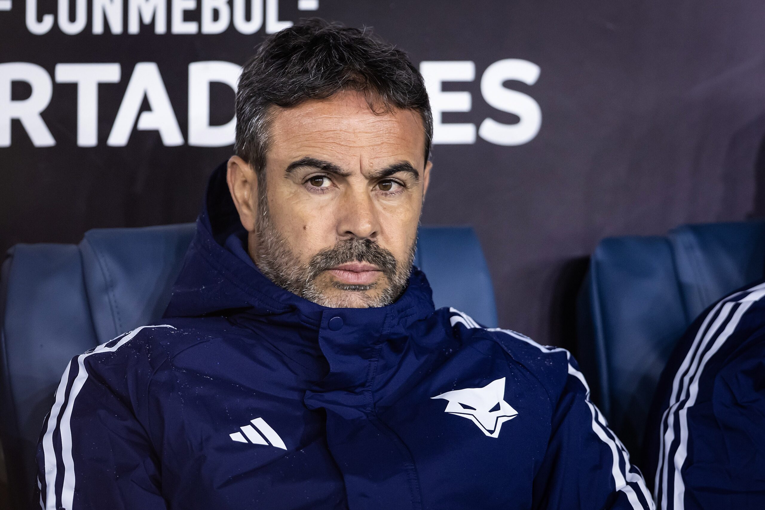 Artur Jorge exalta empate do Cruzeiro com um a menos e critica arbitragem: “Preocupa o rigor”