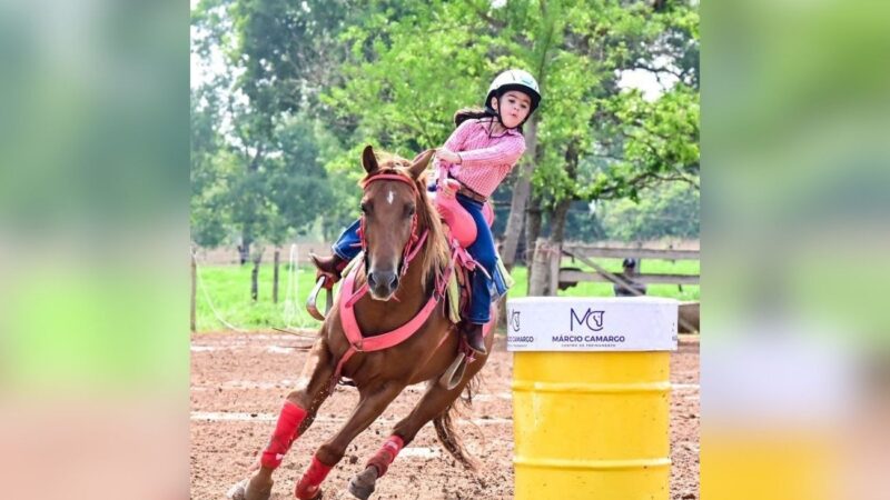 Menina de 6 anos do TO se destaca nos três tambores em categoria kids