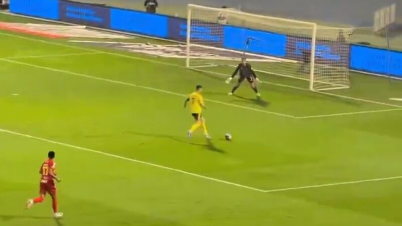CR7 pisa na bola, perde chance incrível em derrota do Al-Nassr e vídeo viraliza nas redes; veja