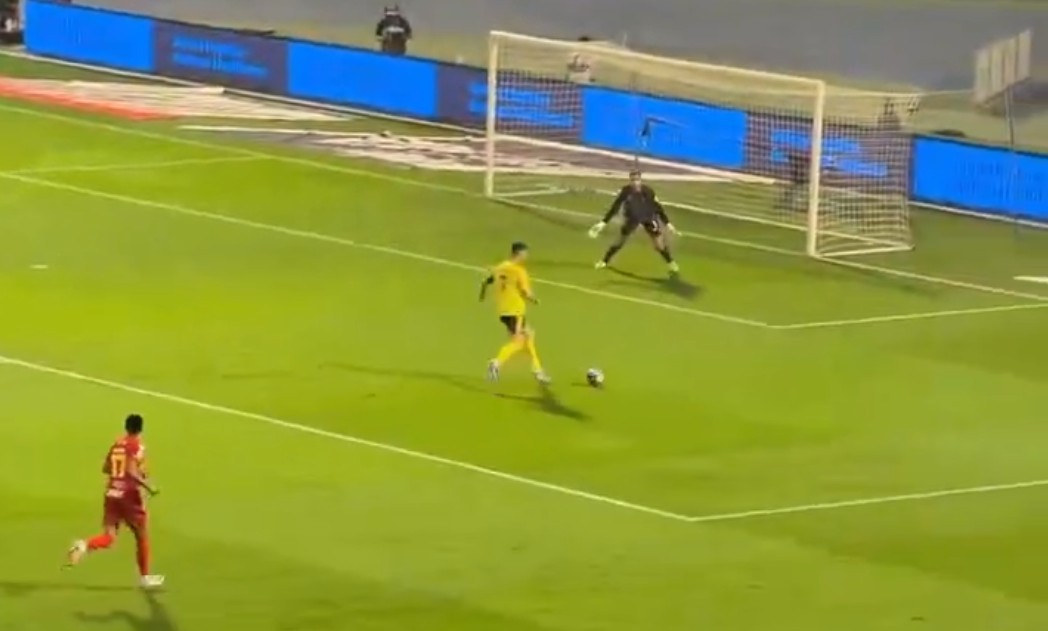 CR7 pisa na bola, perde chance incrível em derrota do Al-Nassr e vídeo viraliza nas redes; veja