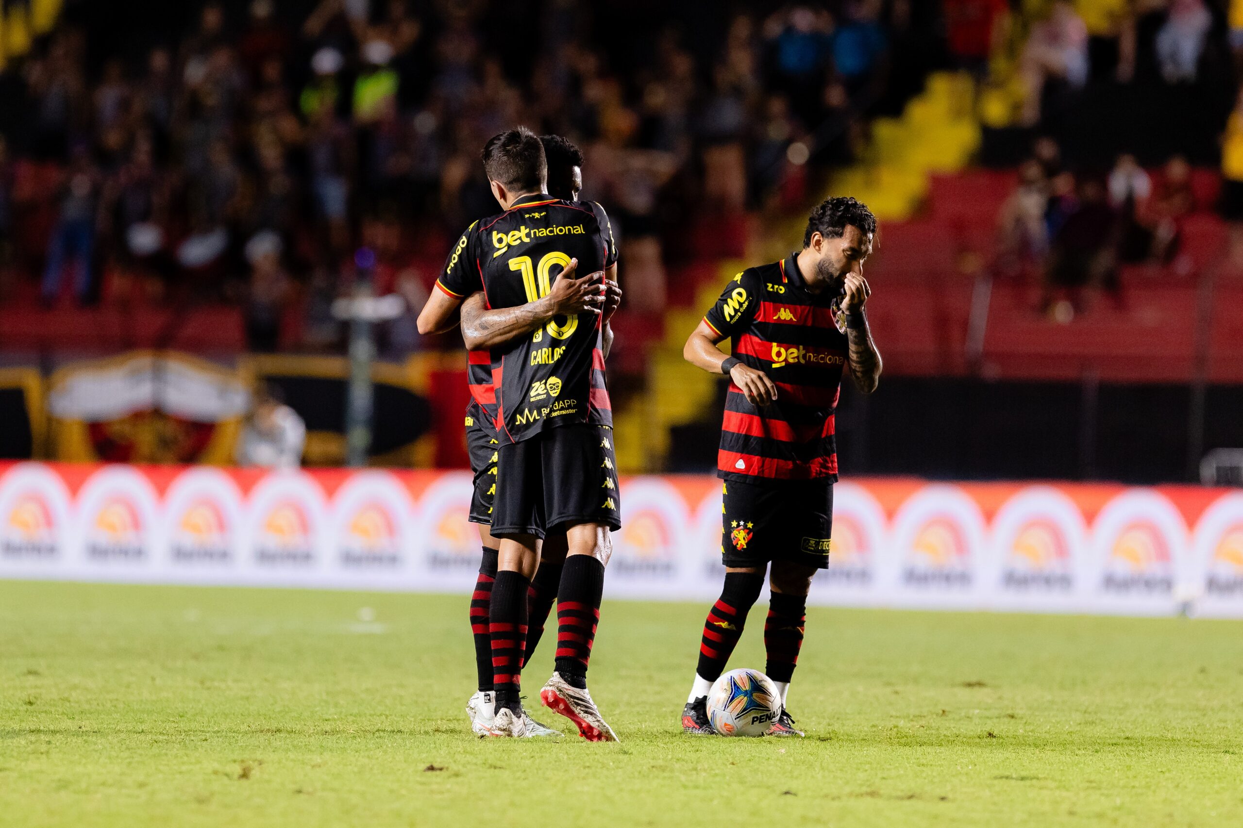 De Pena e Felipinho discutem antes do gol que deu vaga ao Sport, mas se abraçam depois; veja vídeo