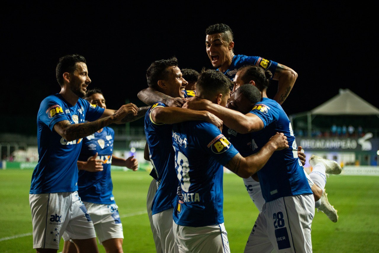 Última vitória do Cruzeiro sobre a Chape em casa teve gols de Dedé, Thiago Neves e Arrascaeta; lembre