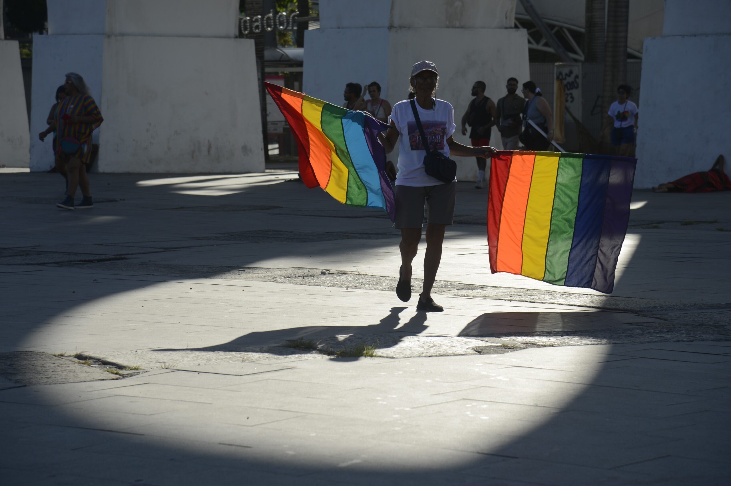 Trabalhadores LGBTQIA+ no Brasil enfrentam mais desemprego e informalidade do que população em geral, diz Banco Mundial