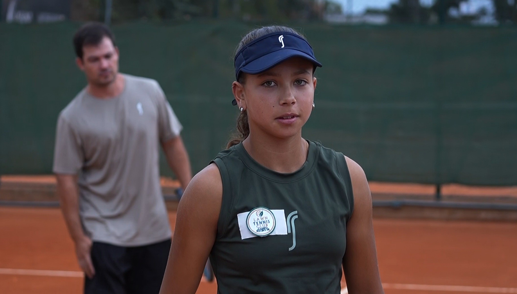Promessa do tênis, paranaense de 13 anos estreia em Roland Garros com frases do pai na raquete