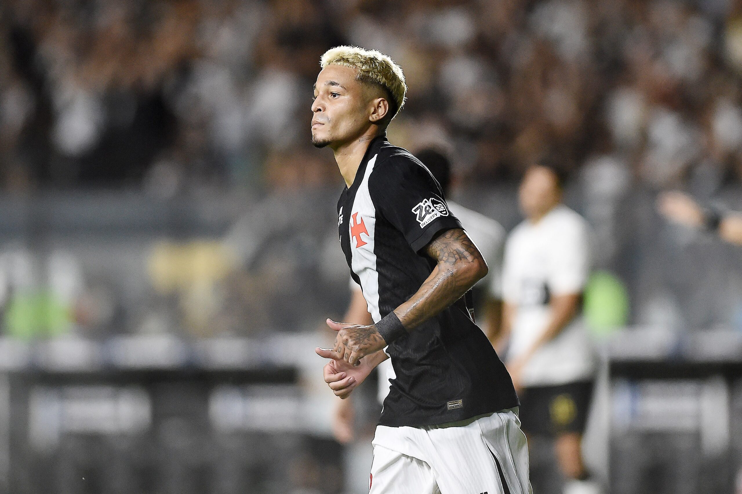 Após novo controle de carga, Adson busca afirmação no Vasco em reta final antes da pausa