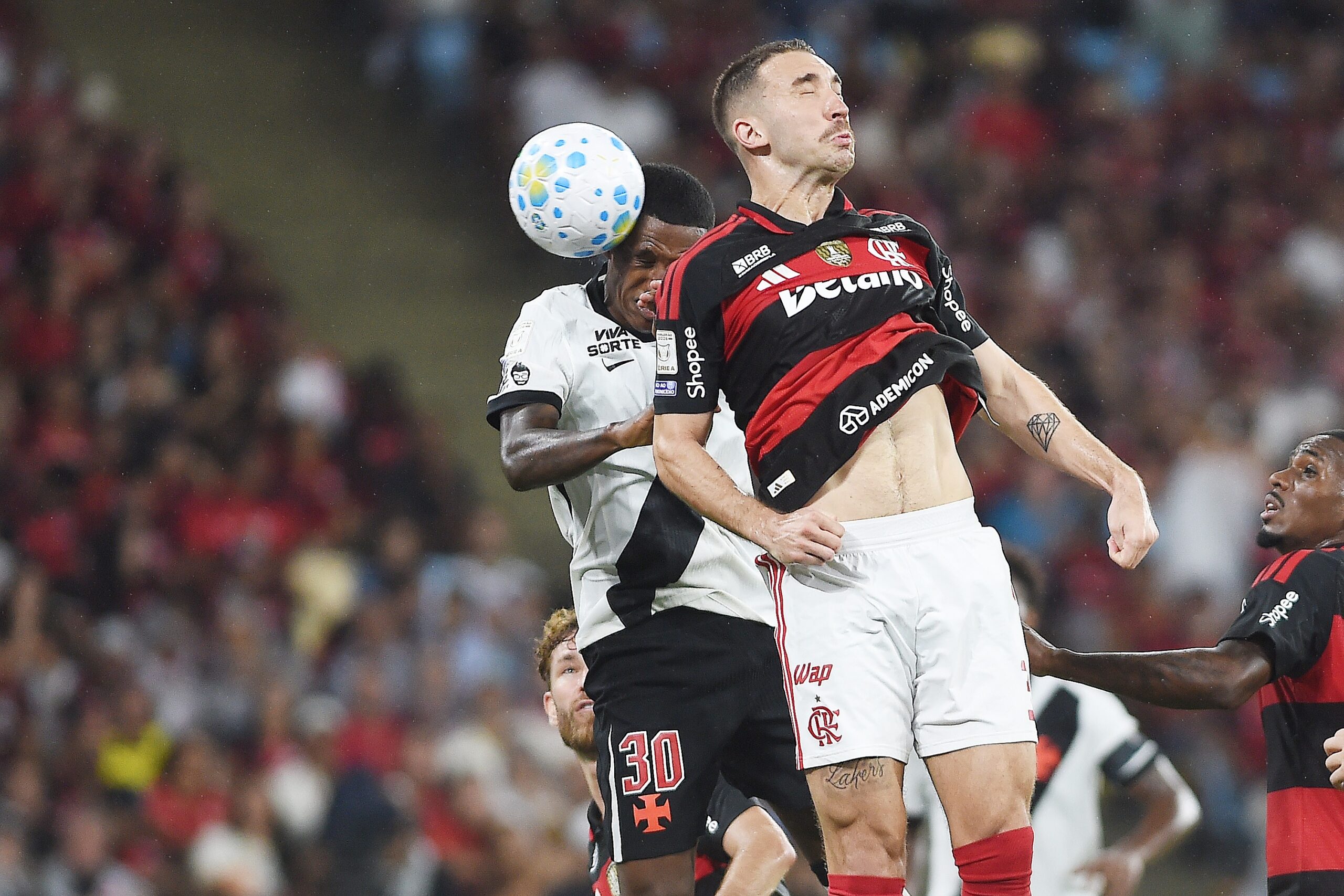 Problema defensivo? Quase metade dos gols sofridos pelo Flamengo no ano foram em jogadas de bola aérea