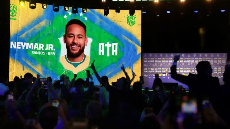 Torcedores brasileiros ‘enlouqueceram’ com ‘conto de fadas’ de Neymar, diz jornal britânico