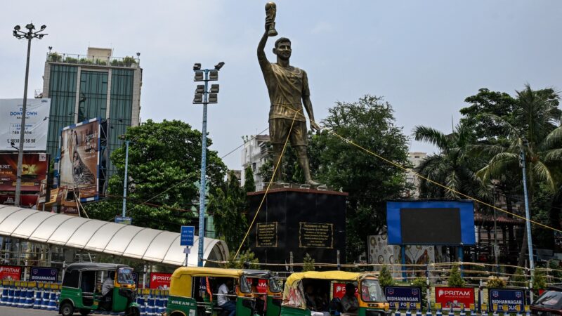 Estátua gigante de Messi na Índia será removida por risco de desabar