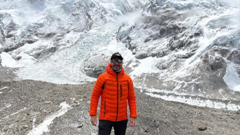 Brasileiro está entre os 274 alpinistas que fizeram fila para chegar ao cume do Monte Everest; VÍDEO