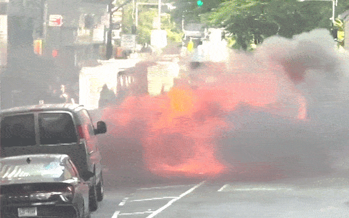 VÍDEO: Carro pega fogo e explode em área movimentada de Nova York, nos EUA