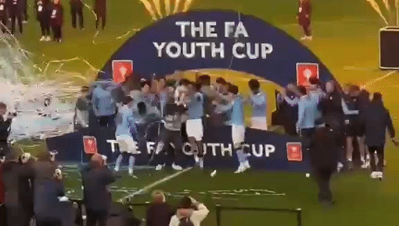 Jogadores do City se empolgam demais, derrubam placa e caem no chão ao receberem troféu na base; veja